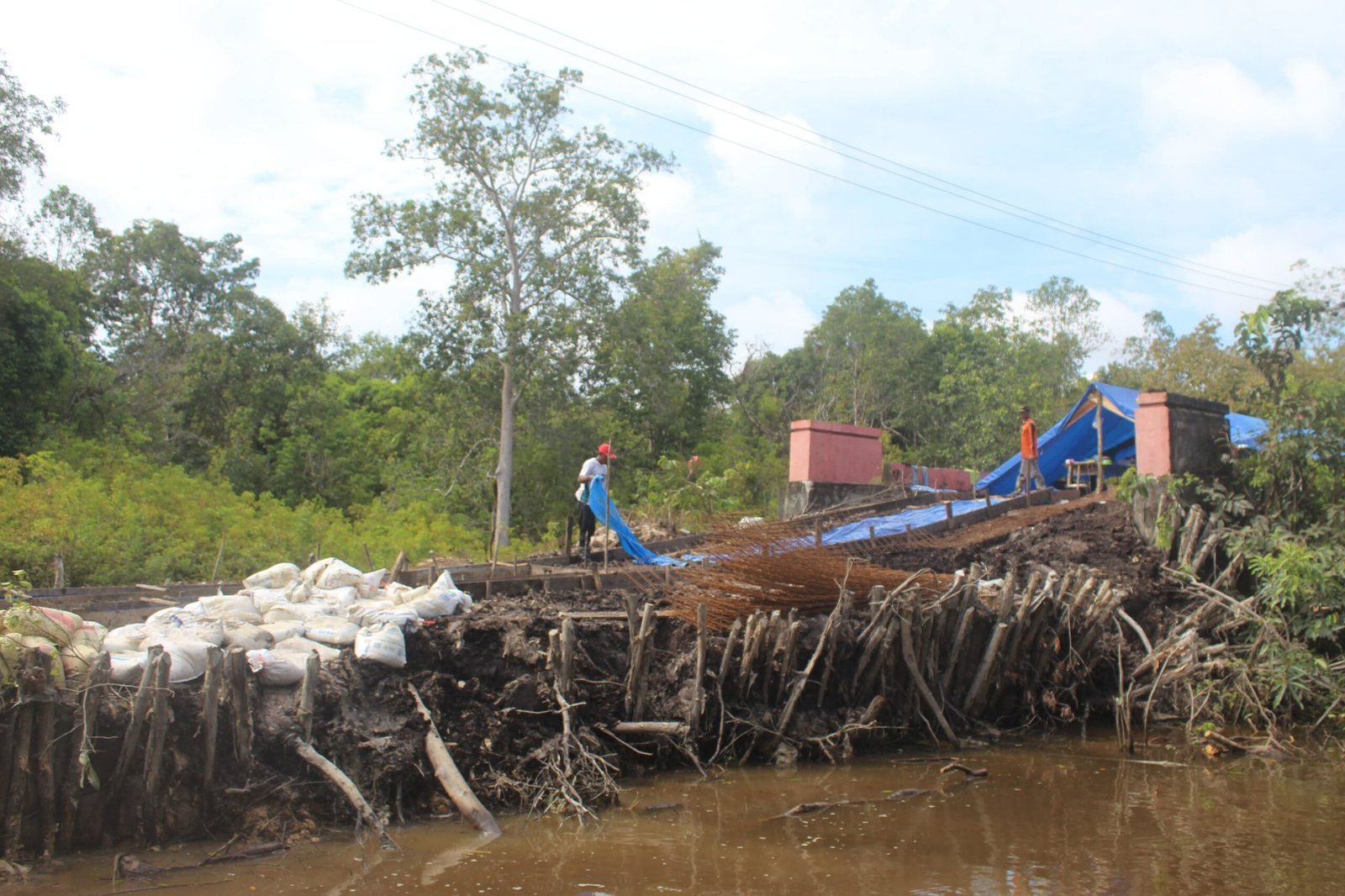 Satgas TMMD Kodim 1012/Buntok Pasang Plastik untuk Persiapan Pengecoran Jalan Penghubung Desa Talio