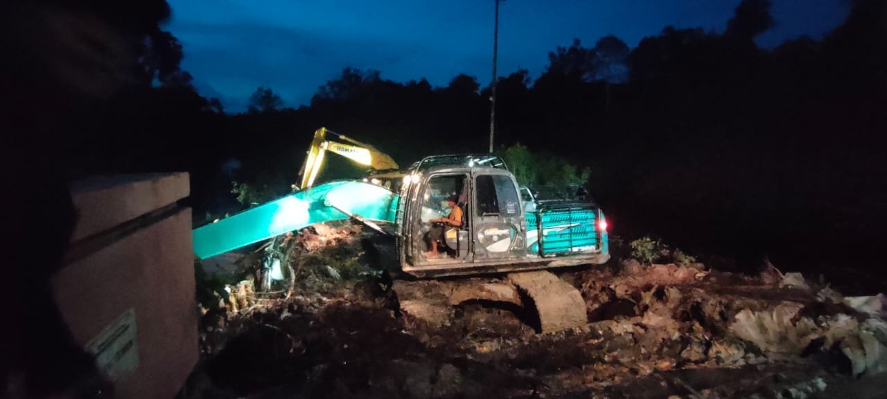 Tak Kenal Lelah, Satgas TMMD Lanjutkan Pembangunan Jalan Hingga Malam di Desa Talio