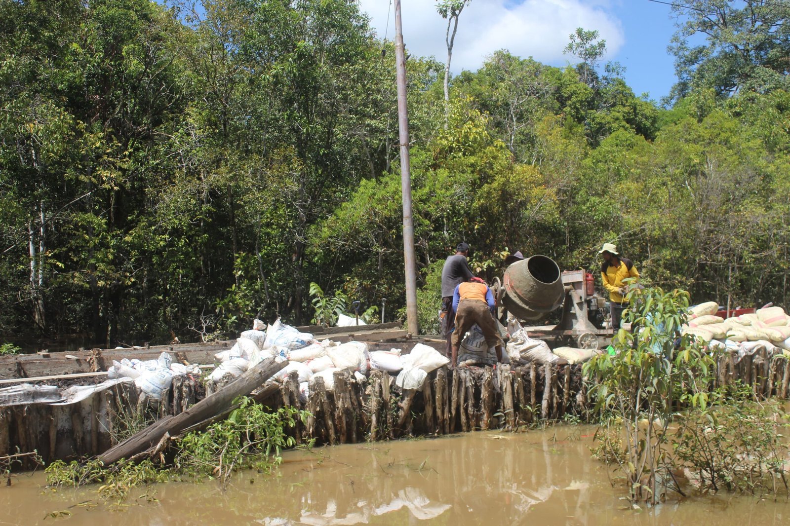 Satgas TMMD Gunakan Molen dalam Tahap Pengecoran Jalan Desa Talio