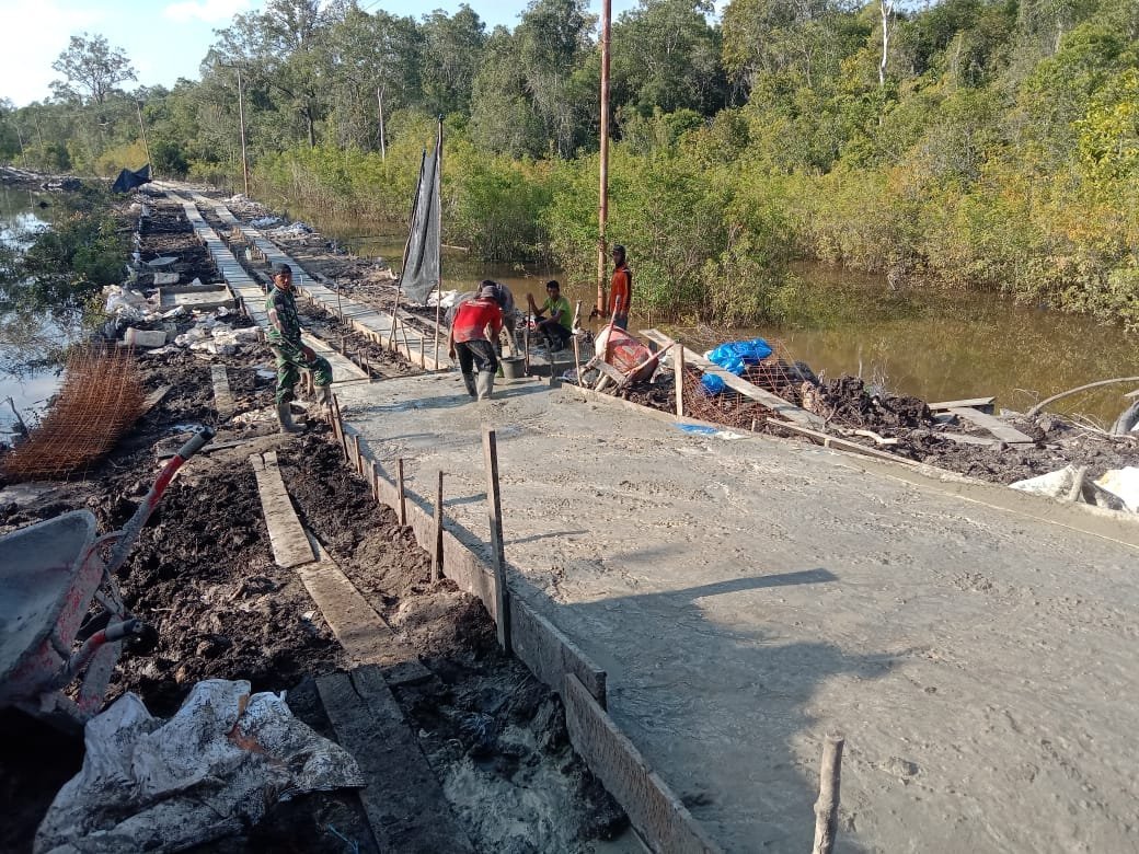 TMMD Kodim 1012/Buntok Laksanakan Pengecoran Jalan di Desa Talio