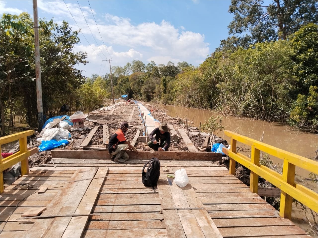 TMMD Genjot Pemasangan Papan Jembatan di Desa Talio