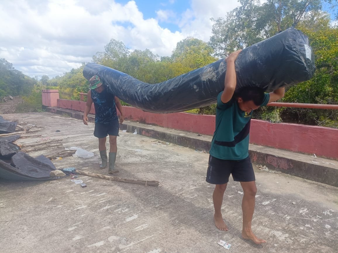 Akses Jalan Sulit, Satgas TMMD Kodim 1012/Buntok Pikul Geotekstil Menuju Lokasi Pembangunan