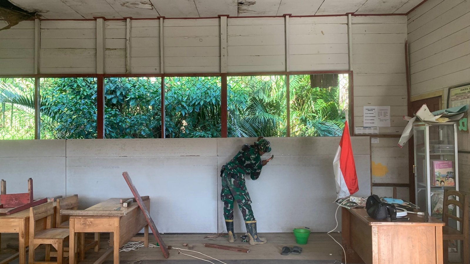 TMMD Kodim 1012/Buntok Rehabilitasi Ruang Kelas SDN 2 Karau Kuala untuk Kenyamanan Belajar Murid