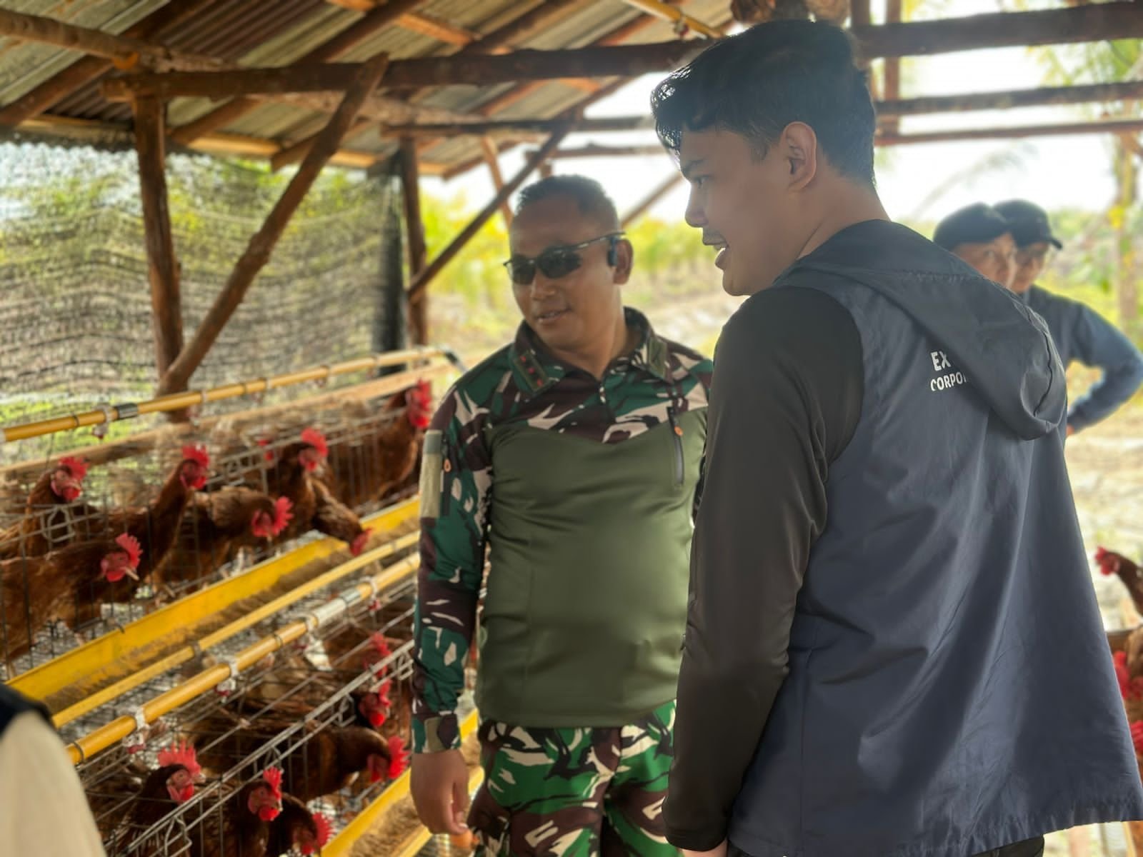 Tim CSR PT. BAI Kagum dengan Peternakan Ayam Petelur di Demplot TMMD Kodim Mempawah
