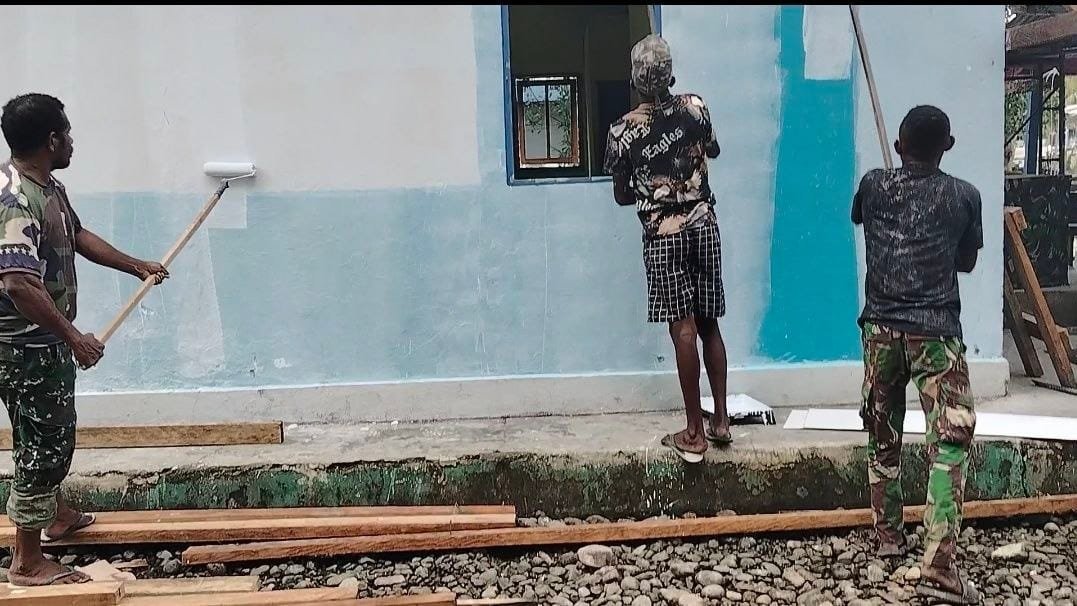 SATGAS TMMD LAKSANAKAN TAHAP PENGECATAN DALAM PROSES REHABILITASI GEREJA