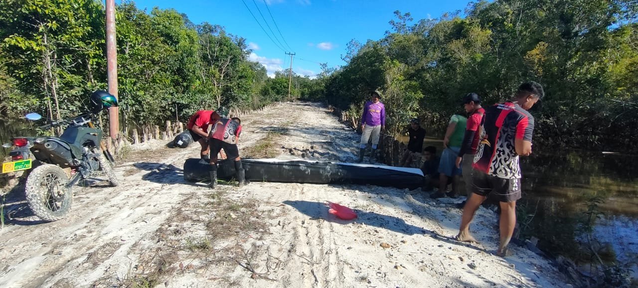 Geotekstil Tiba di Lokasi, Satgas TMMD Kodim 1012/Buntok Tak Kenal Lelah Hadapi Medan Sulit
