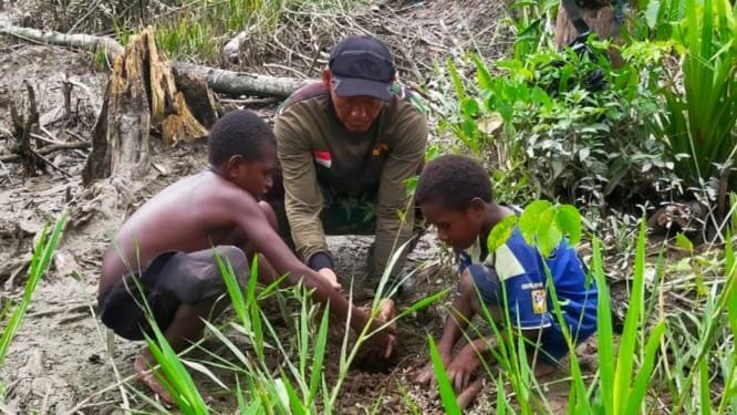 Personel Satgas TMMD Ajak Anak-Anak Peduli dan Jaga Lingkungan Sejak Dini