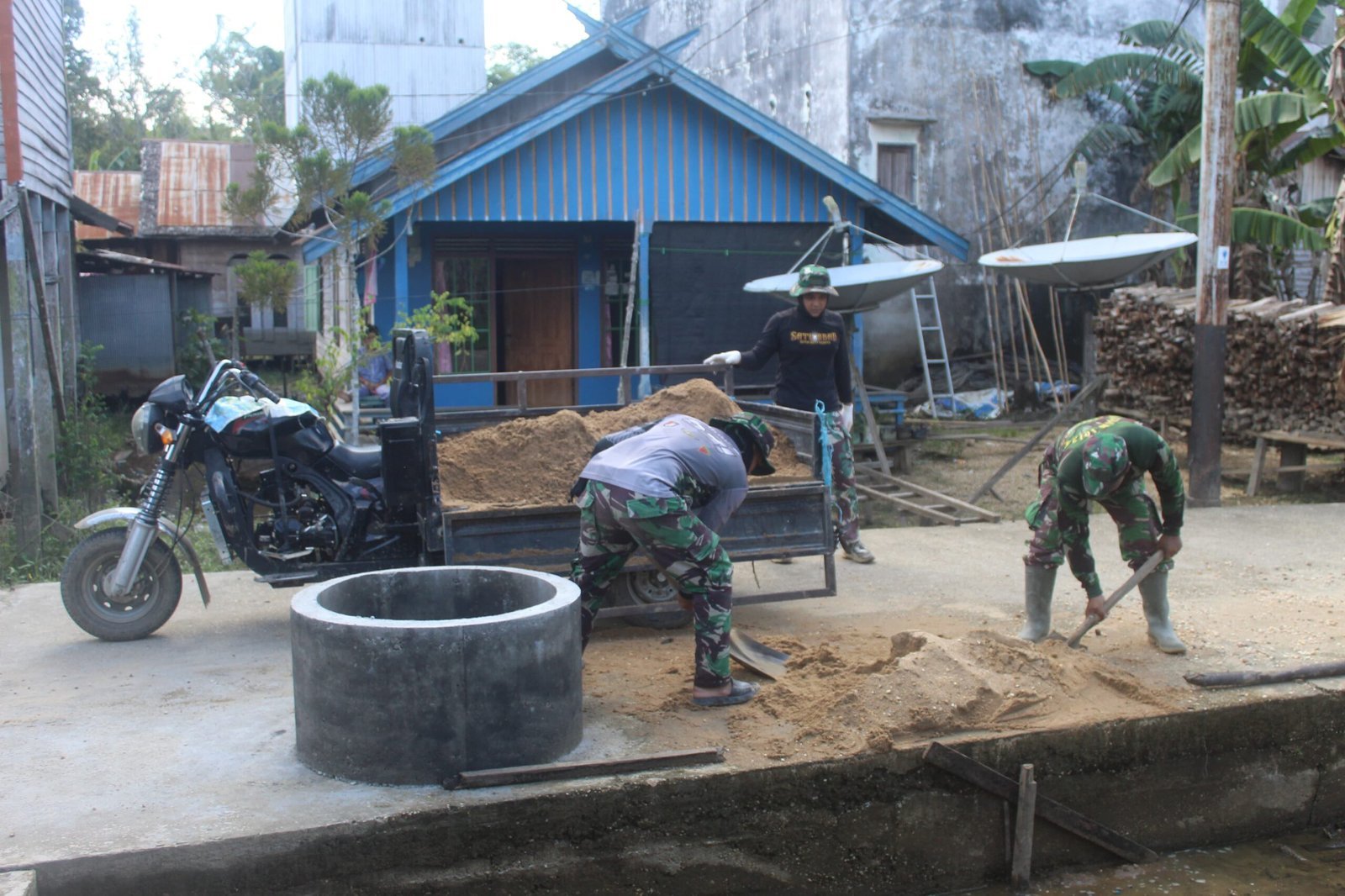 Gotong Royong Satgas TMMD Wujudkan Pembuatan Cincin Sumur Galian di Desa Talio