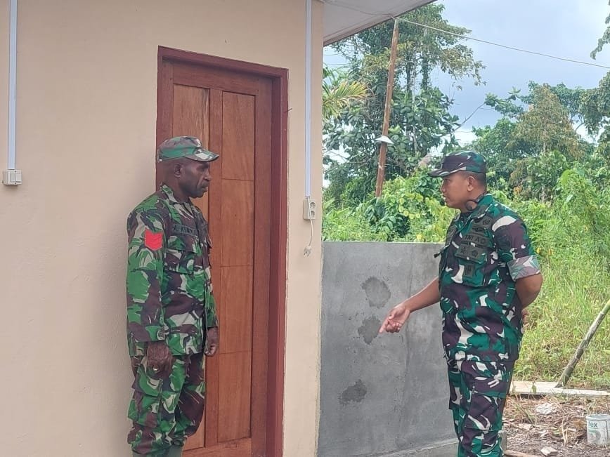 JELANG PENUTUPAN TMMD, DANSATGAS PASTIKAN SASARAN MCK DI KAMPUNG PIGAPU SIAP DIGUNAKAN