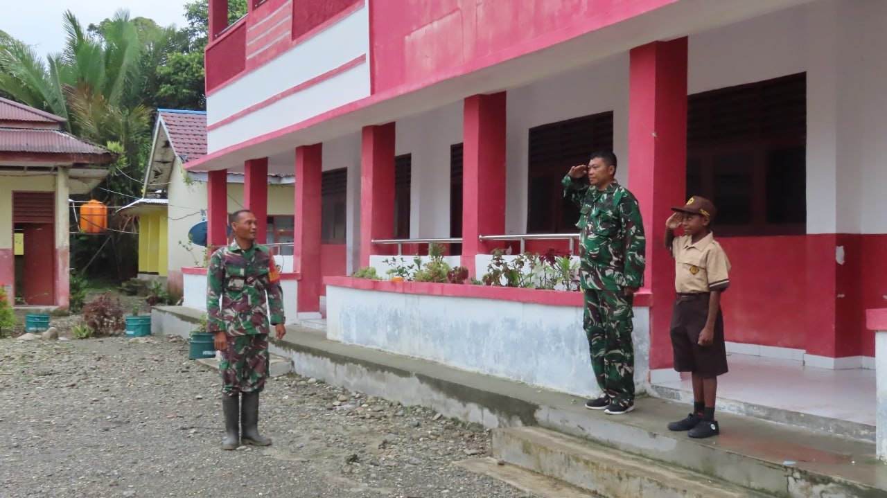 Satgas TMMD Kodim 1710/Mimika Latih PBB untuk Tanamkan Disiplin dan Cinta Tanah Air pada Siswa SD Pigapu