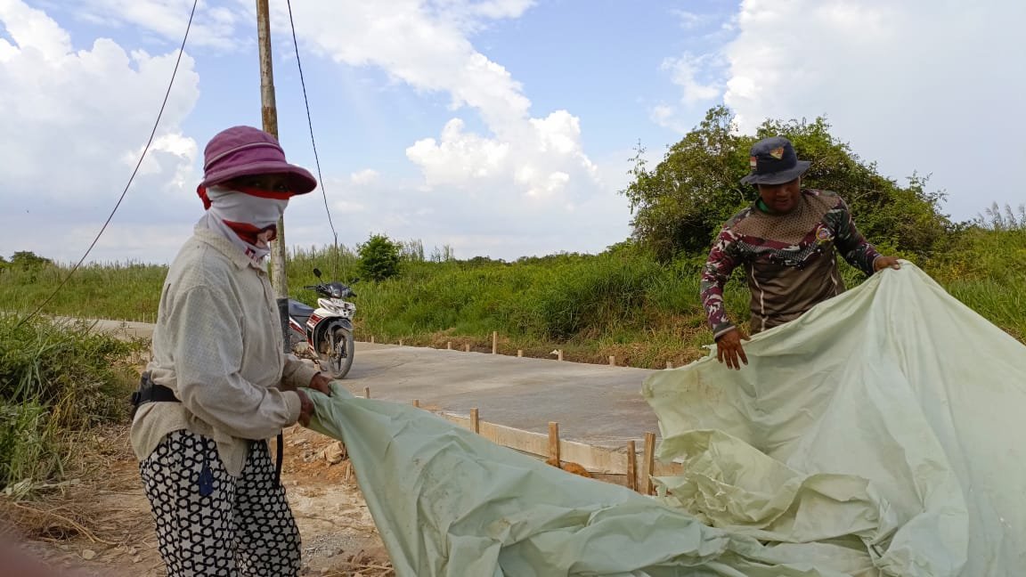 Kolaborasi Satgas TMMD dan Petani Desa Manfaatkan Plastik Sisa untuk Pertanian