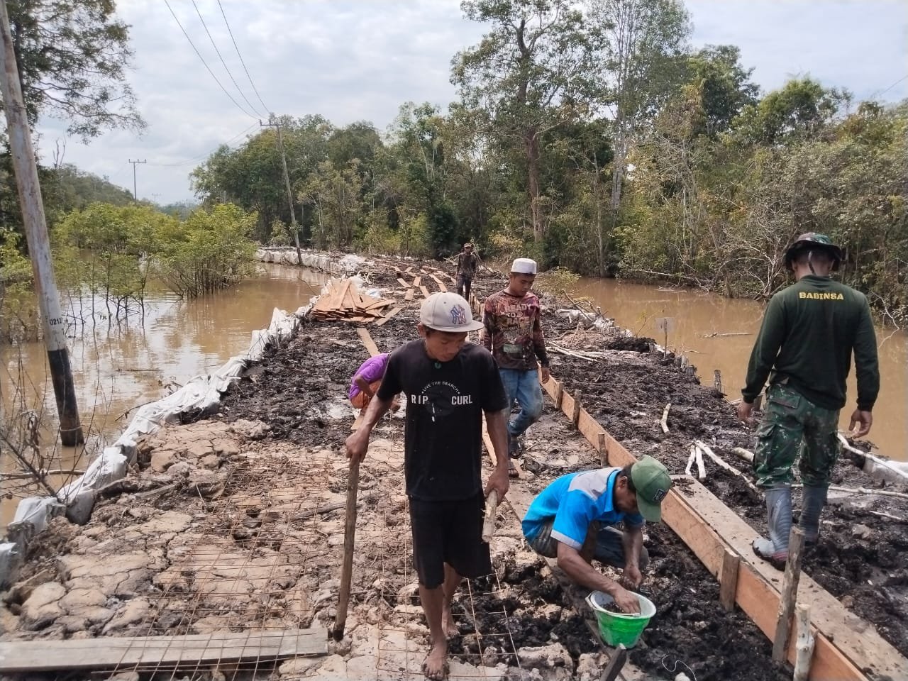 Bekisting Jalan TMMD Dipasang, Satgas dan Warga Tetap Semangat Meski Terik