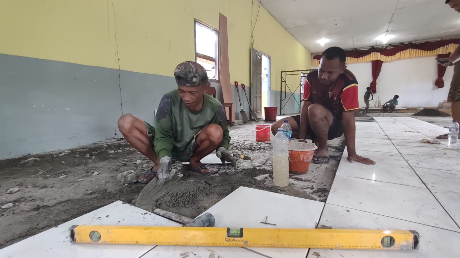 Rehabilitasi Gereja Katolik Santo Paulus di Kampung Pigapu Capai 75% dalam Program TMMD Kodim 1710/Mimika