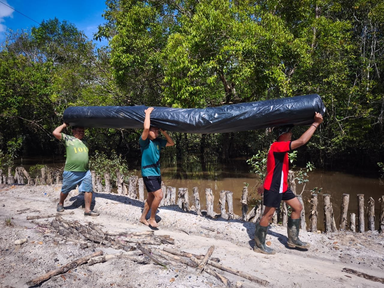 Semangat “Ringan Sama Dijinjing, Berat Sama Dipikul” Warnai Kebersamaan Satgas TMMD Kodim 1012/Buntok di Desa Talio