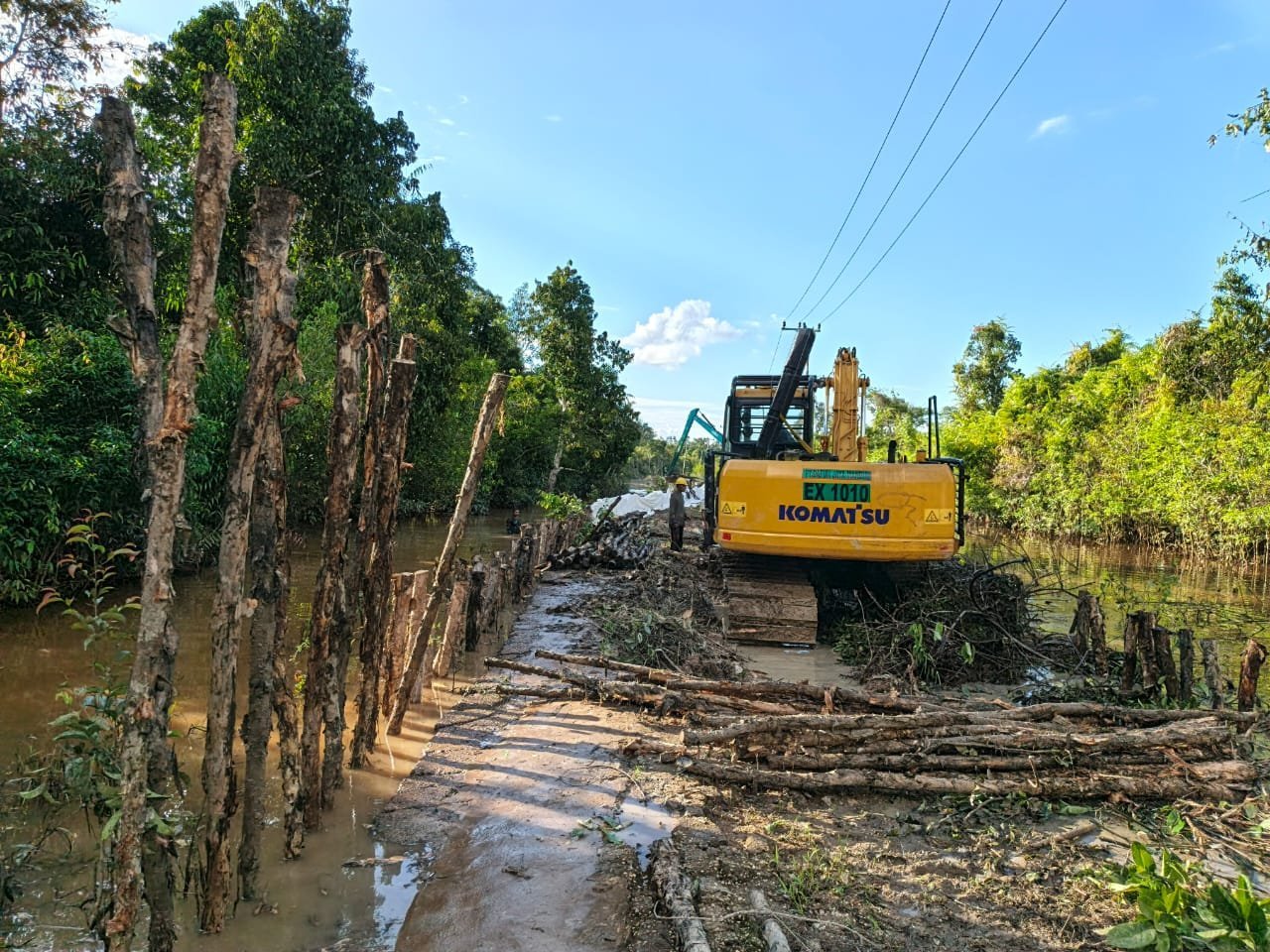 Alat Berat Dikerahkan, Pemasangan Cerucuk di Jalan Desa Talio Dimulai