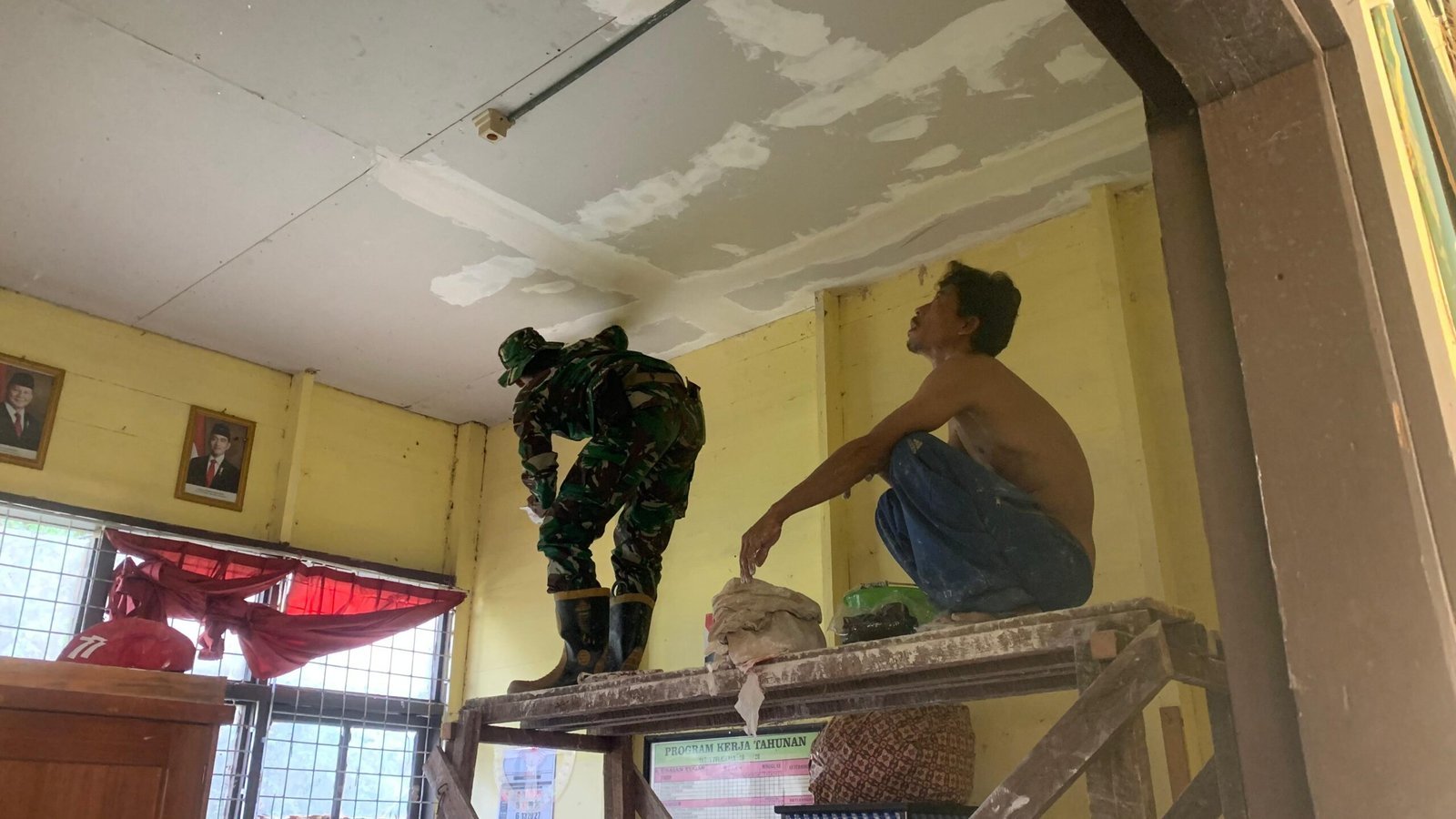 Kodim 1012/Buntok Rehabilitasi Ruang Kantor SMPN 4 Karau Kuala untuk Kenyamanan Tenaga Pengajar