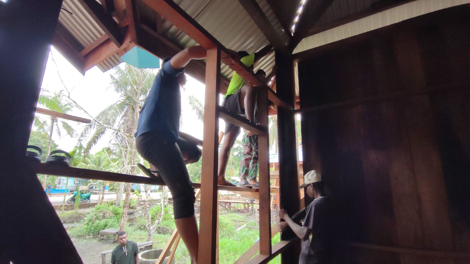 Semangat Gotong Royong Satgas TMMD Kodim 1710/Mimika Percepat Pemasangan Dinding Rumah Warga