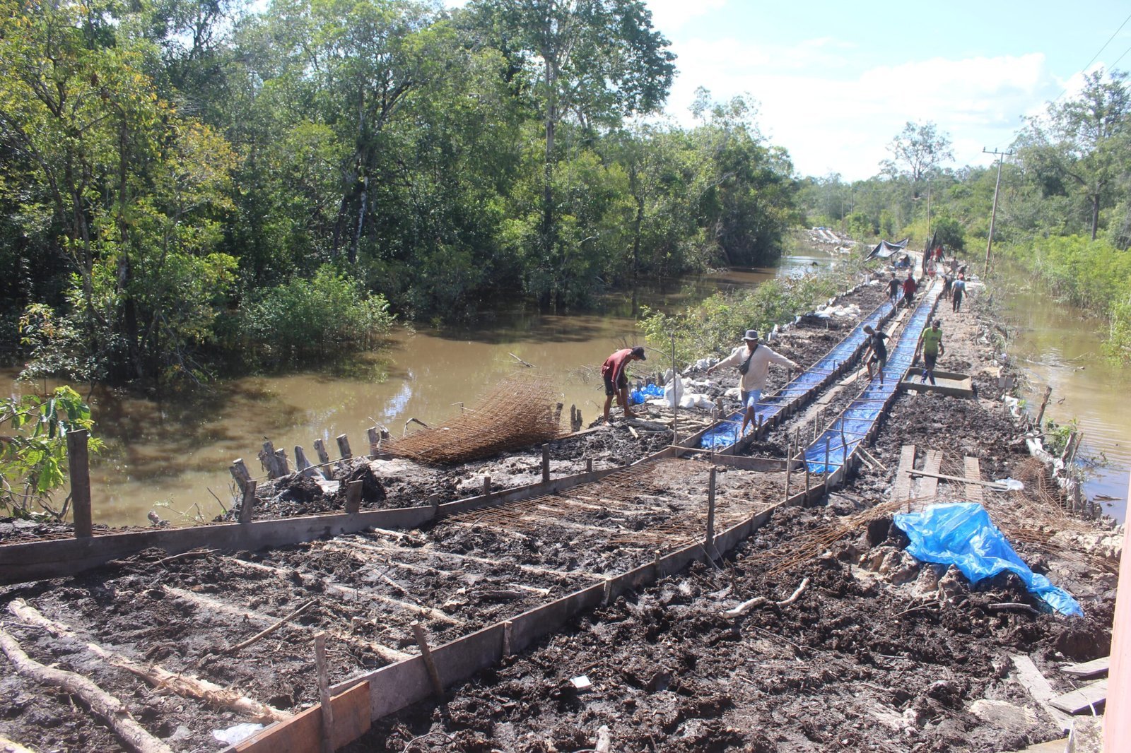 Satgas dan Warga Bersama Sukseskan Pembuatan Jalan Desa Talio