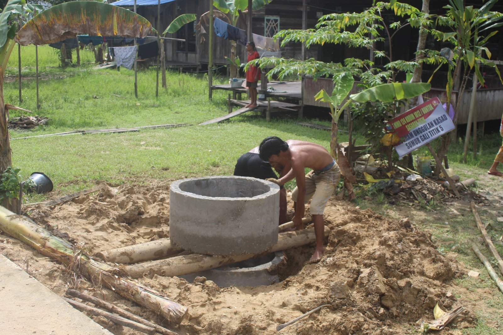 TMMD ke-124 Laksanakan Pemasangan Cincin Sumur Galian di Desa Talio