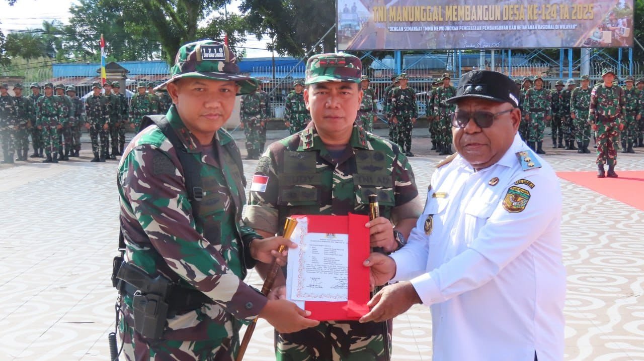 Berakhir Sukses, Dandim 1710/Mimika Dampingi Pangdam XVII/Cenderawasih Tutup TMMD Reguler ke-124