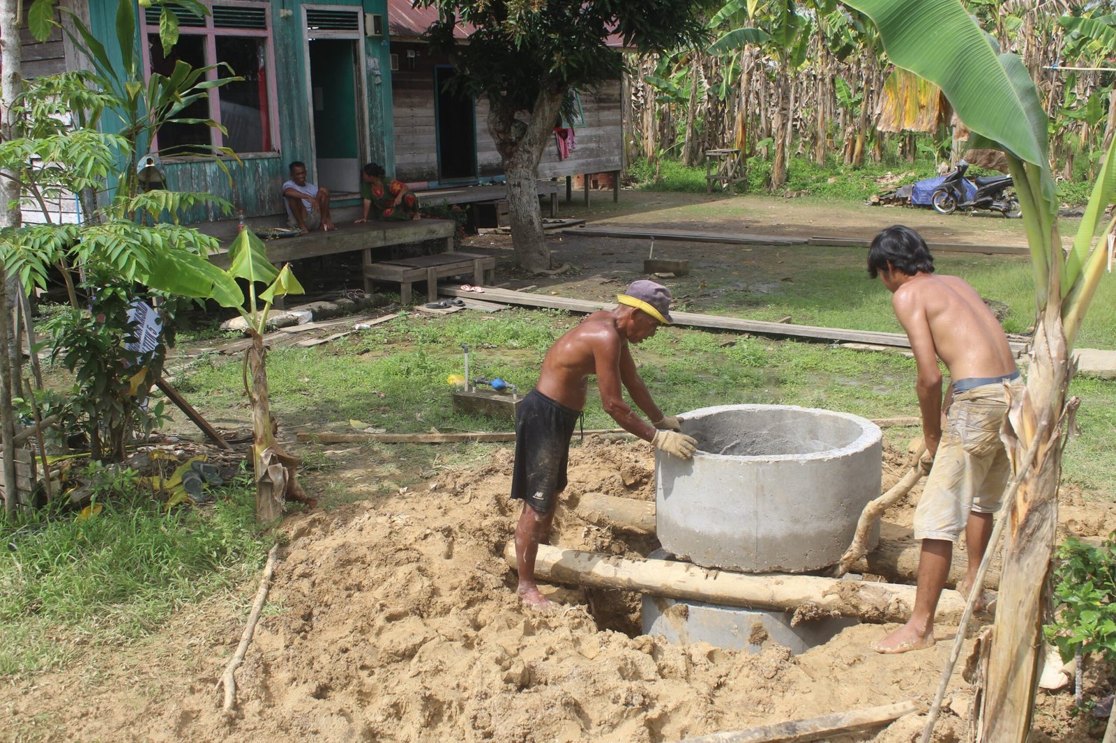 Satgas TMMD ke-124 Pasang Cincin Sumur Galian di Desa Talio, Perkuat Akses Air Bersih Warga