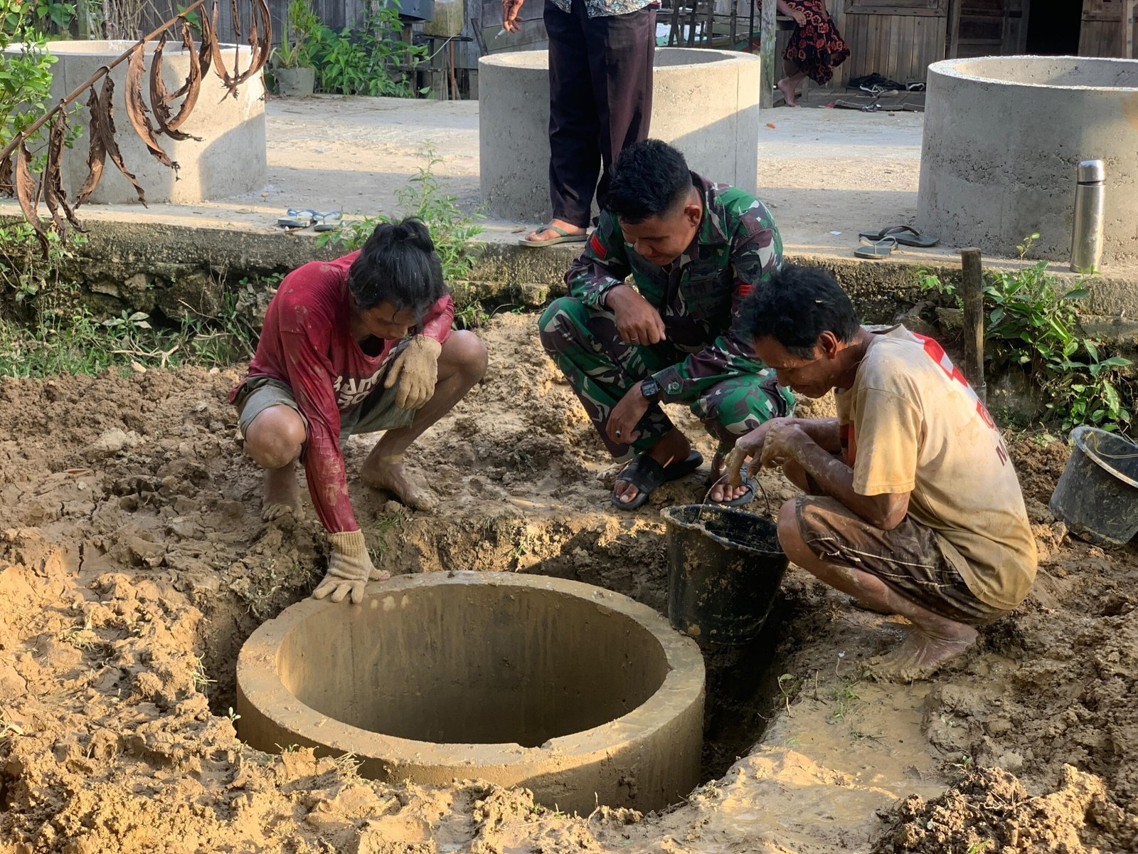 Di Sela Pemasangan Sumur, Satgas TMMD ke-124 Akrab Ngobrol dengan Warga Desa Talio