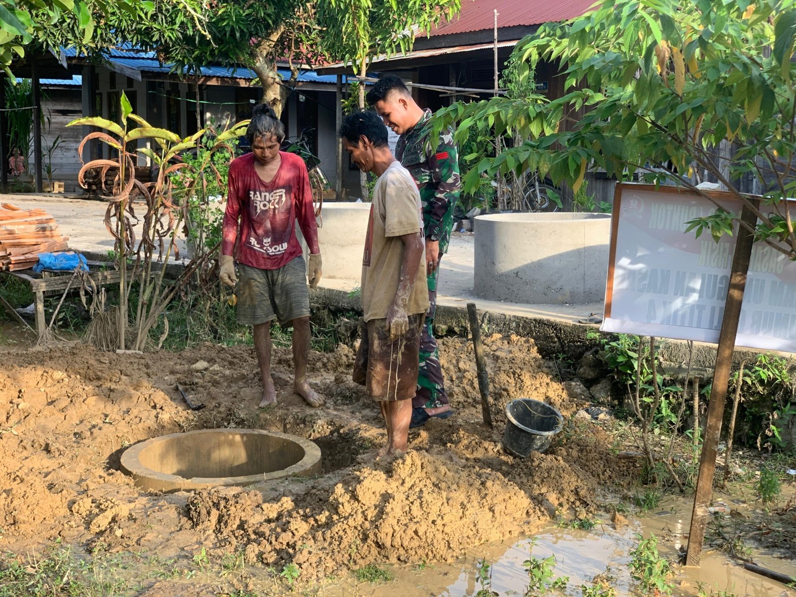 TMMD ke-124 Kodim 1012/Buntok Bangun Sumur Galian, Satgas Pasang Cincin Penahan