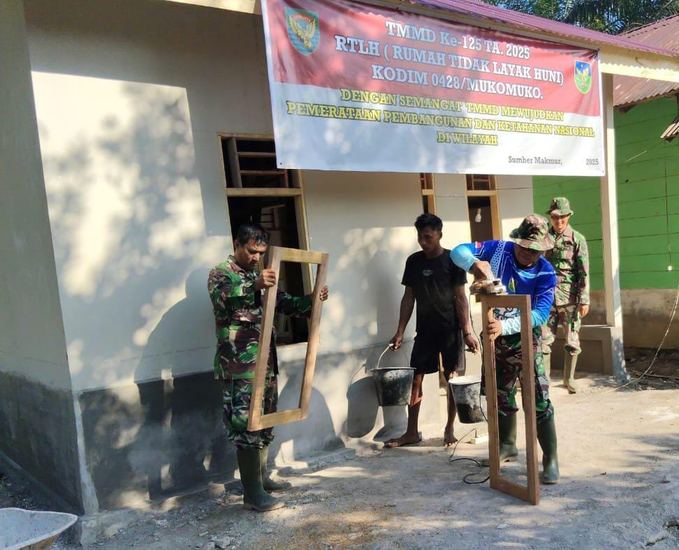 Satgas TMMD dan Warga Mulai Tahap Pengacian RTLH di Desa Sumber Makmur