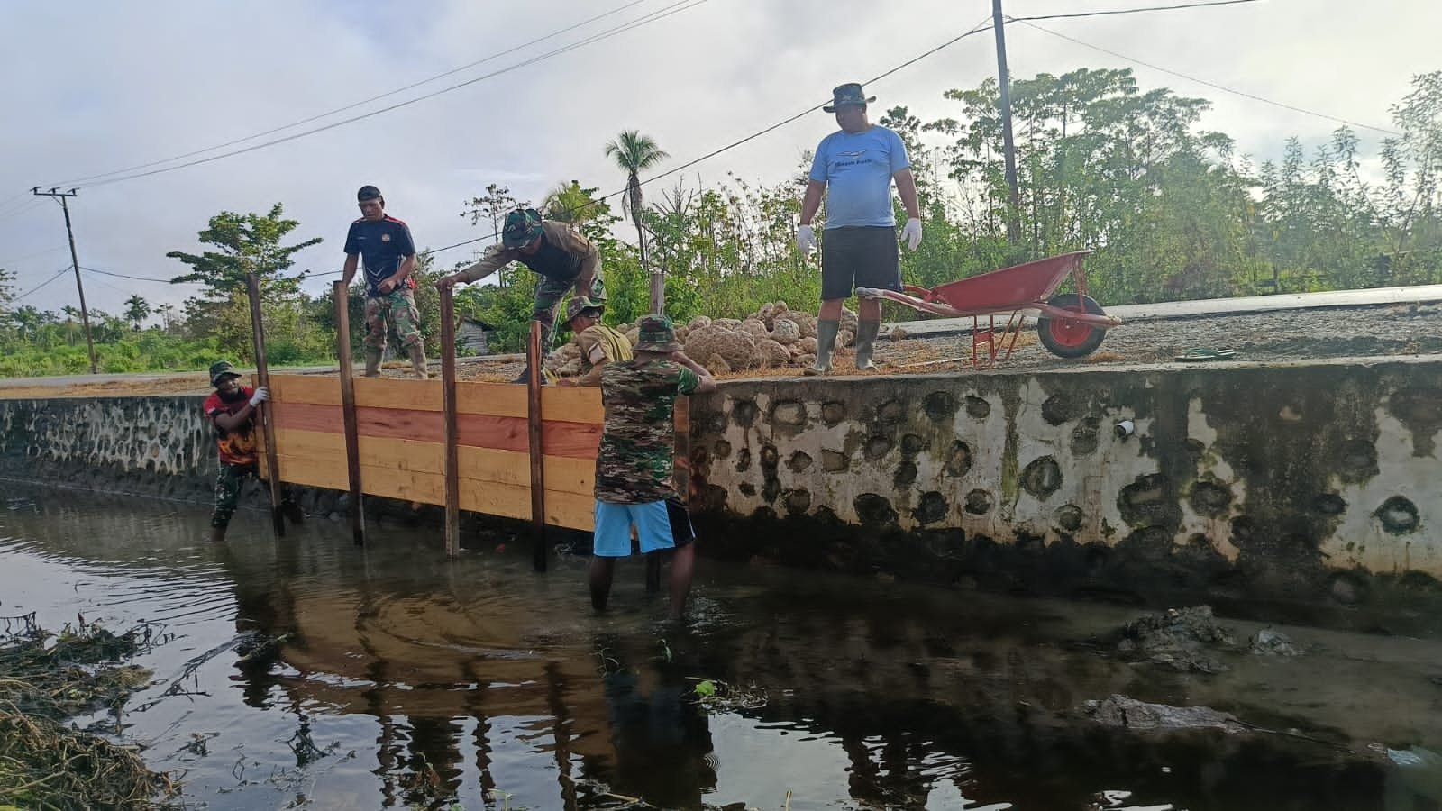 TMMD Reguler Ke-125 Kodim 1705/Nabire Bangun Jembatan Akses ke Gereja Talitakum