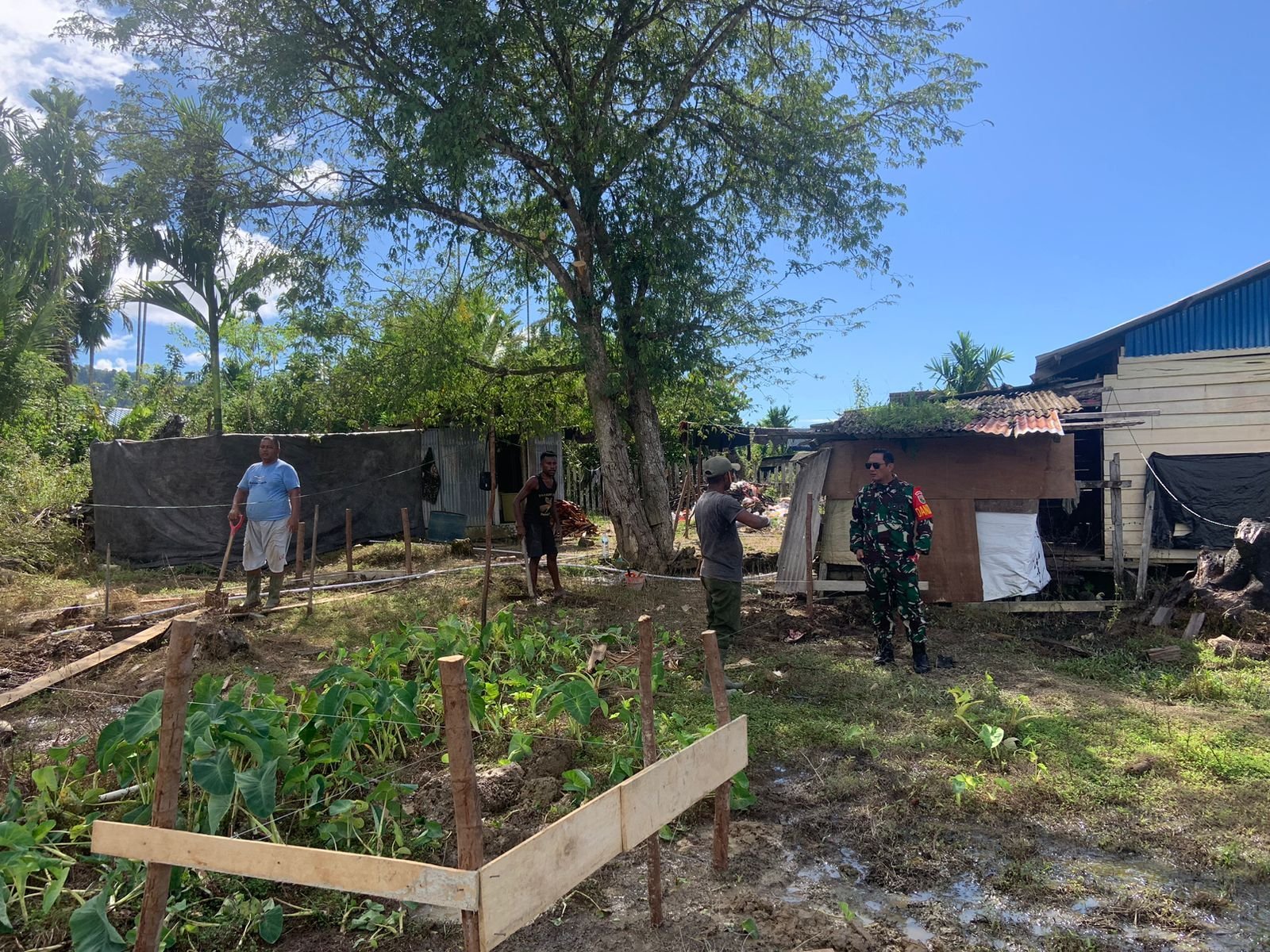 Dandim 1705/Nabire Letkol Inf Marudut H. Simbolon Tinjau Lahan Relokasi Pembangunan Rumah Pastori dalam Program TMMD ke-125
