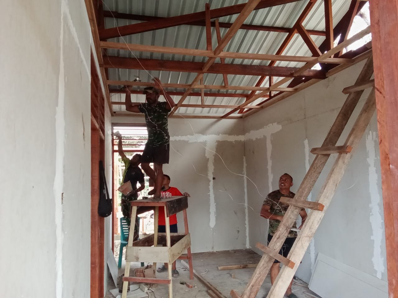 Pemasangan Dinding dan Plafon Rumah Pastori Gunakan Calsiboard, TMMD Kodim 1705/Nabire Prioritaskan Kualitas dan Kenyamanan