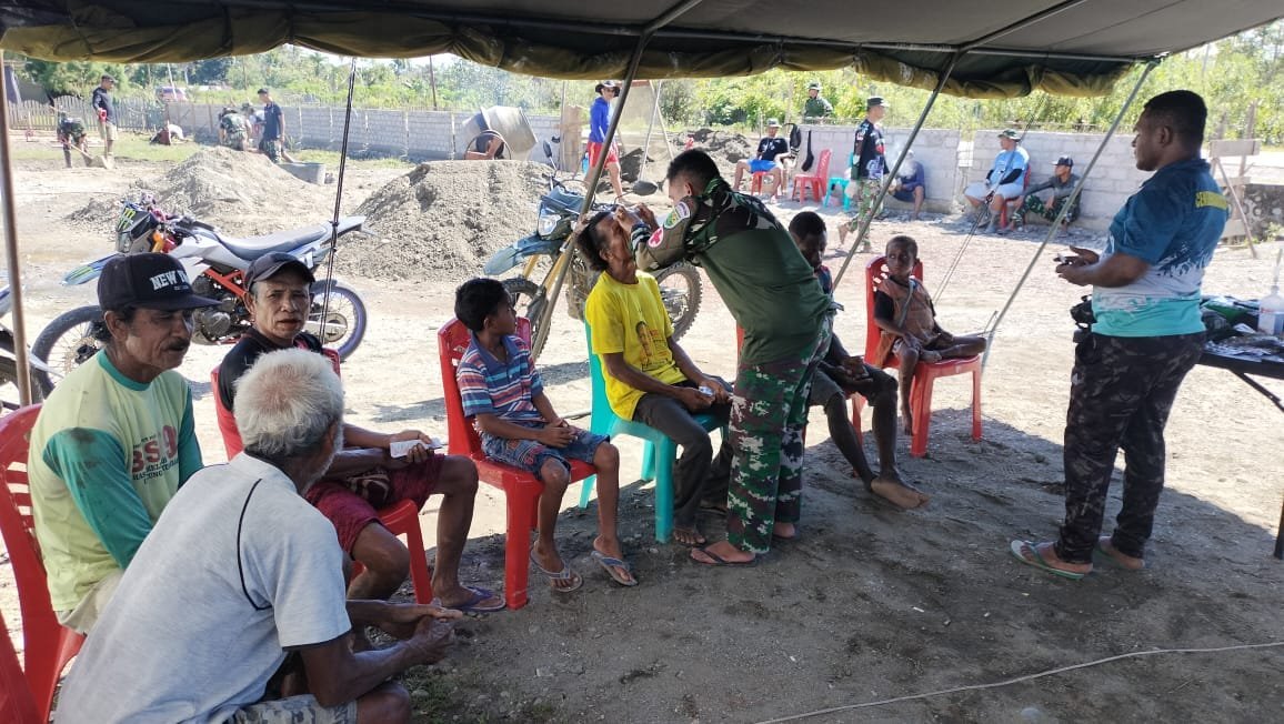 Antusias Warga Kampung Manunggal Jaya Ikuti Pengobatan Gratis dari Satgas TMMD