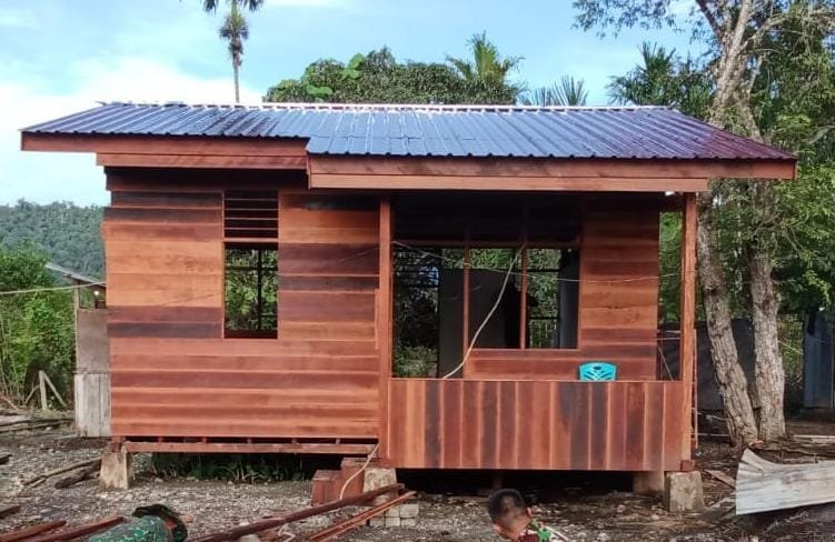 Keterampilan Satgas TMMD Kodim 1705/Nabire Terlihat dalam Pembangunan Rumah Pastori