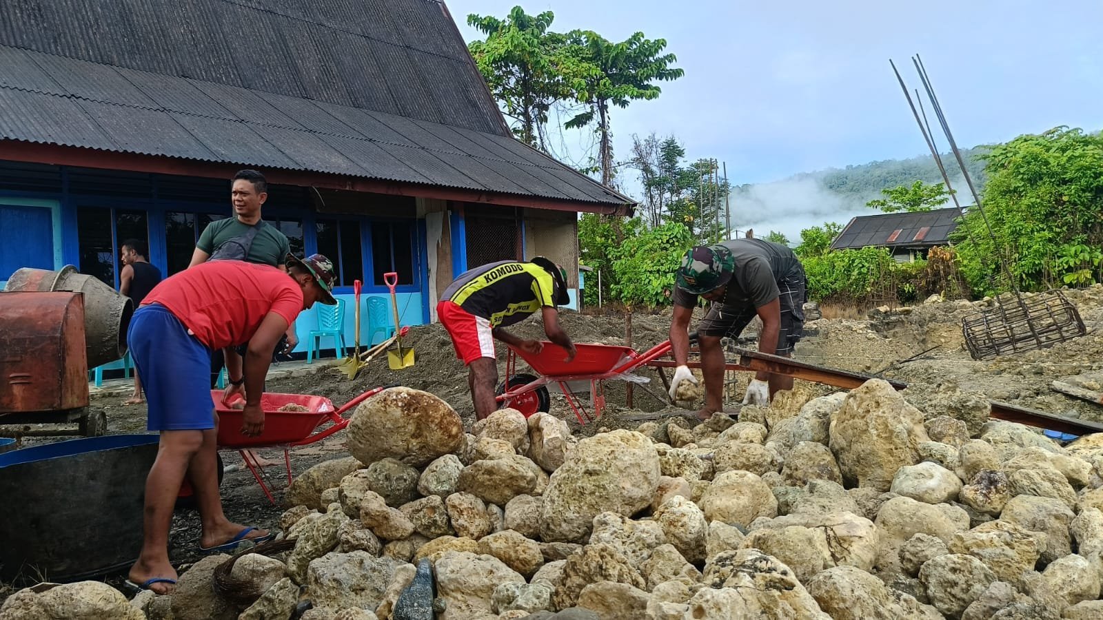 Warga Antusias Kumpulkan Batu untuk Pondasi Gereja Talitakum dalam Program TMMD Ke-125 Kodim 1705/Nabire