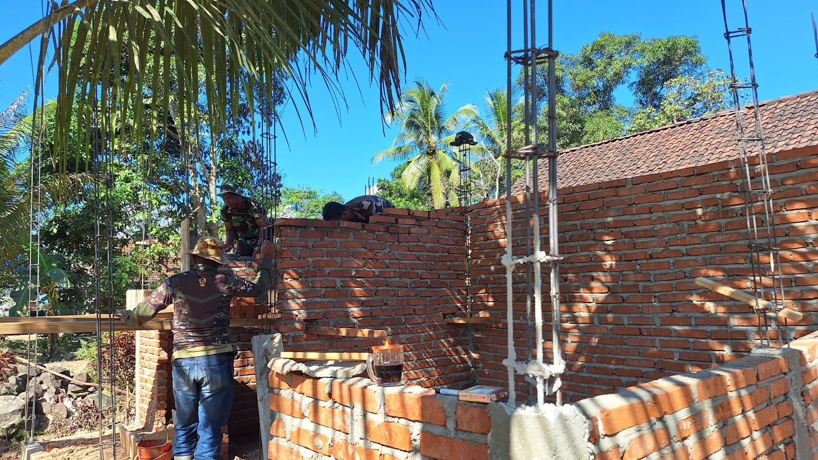 Bata Dinding MCK Nampak Didirikan Anggota Satgas TMMD 125 Kodim 1417/Kendari