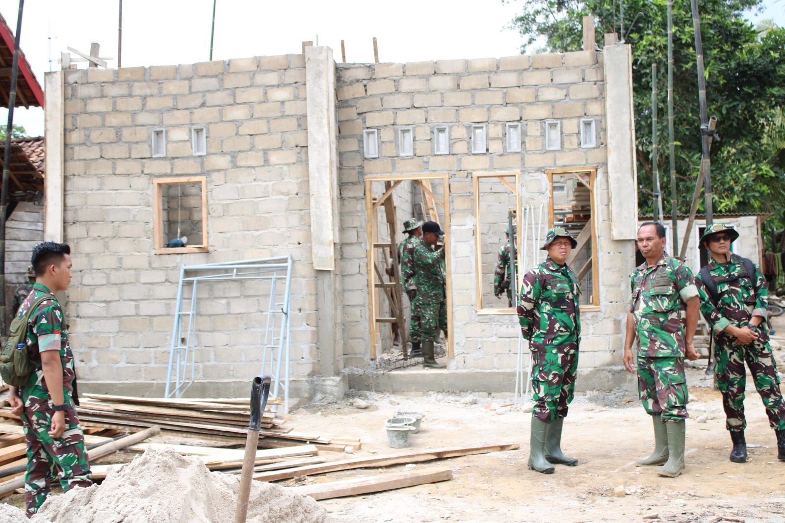 Dansatgas TMMD ke-125 Kodim 0426/Tulang Bawang Tinjau Progres Sasaran 2 RTLH di Kampung Moris Jaya