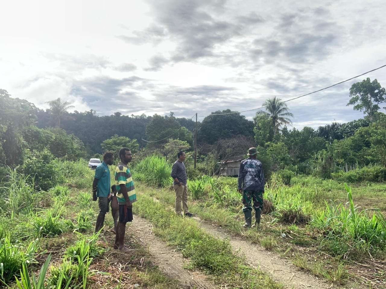 Dandim 1705/Nabire Didampingi Danramil dan Warga Tinjau Lokasi Titik Manunggal Air Bersih dan WC Program Unggulan Kasad pada TMMD ke-125