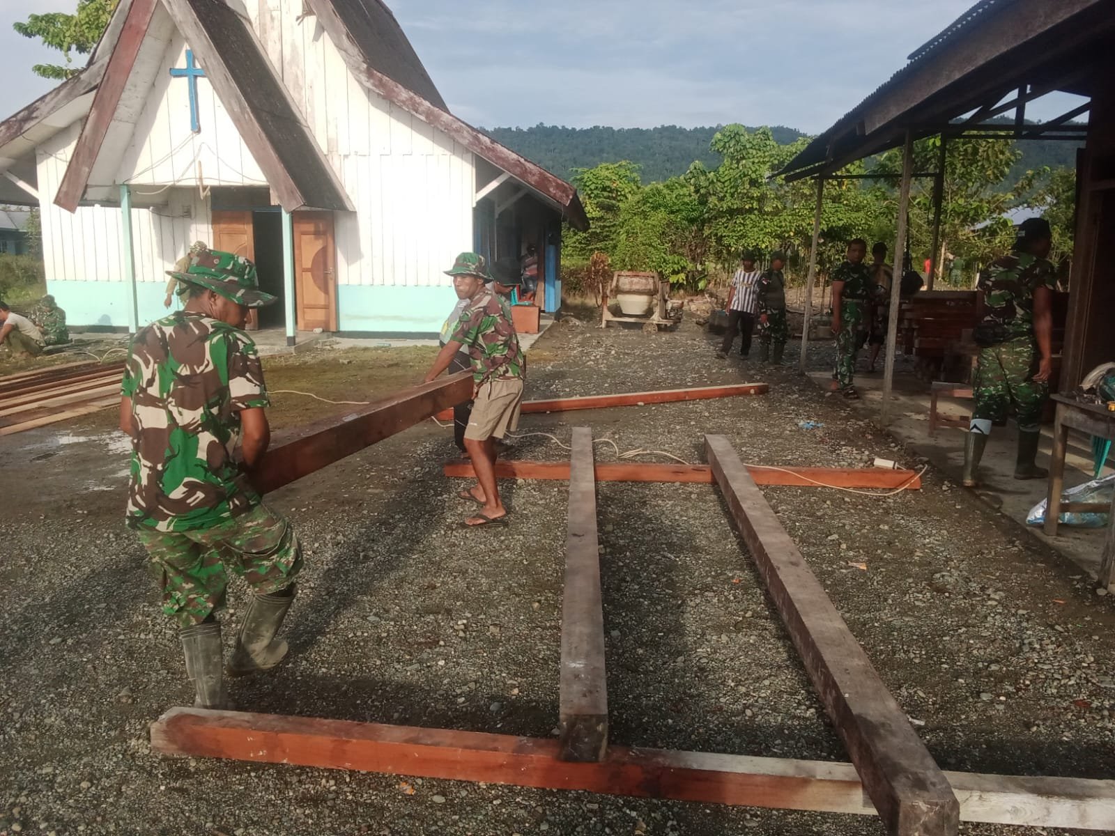 Kayu Disusun Rapi, Satgas TMMD Pastikan Ukuran Tiang Gereja Sesuai Standar