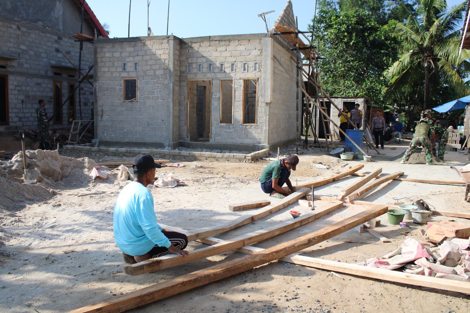 TMMD ke-125: Persiapan Kayu Kerangka Atap RTLH Sasaran 2 di Kampung Moris Jaya Dimulai