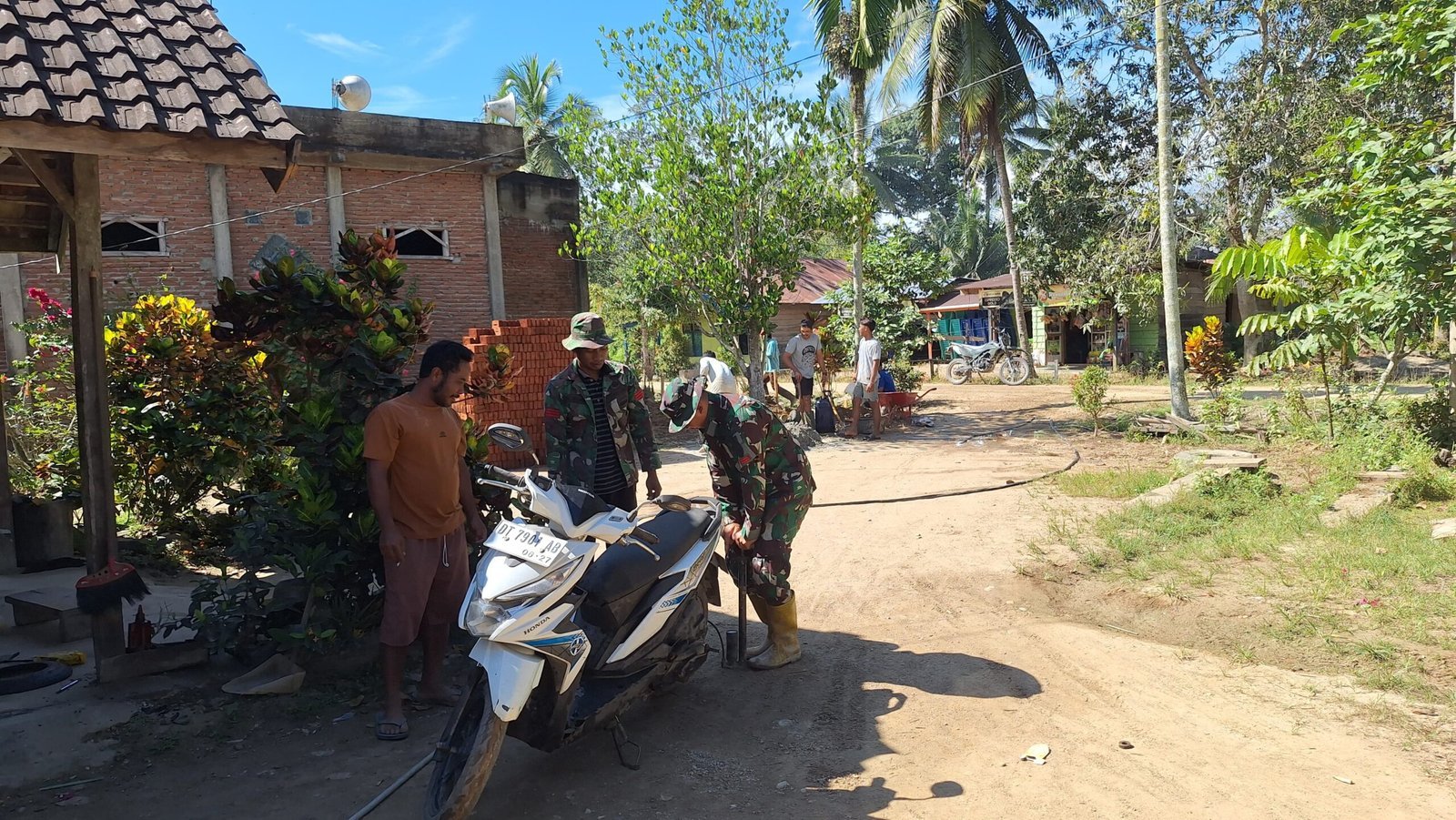 Kesigapan Anggota Satgas TMMD 125 Kodim 1417/Kendari Bantu Pompa Ban Motor Warga