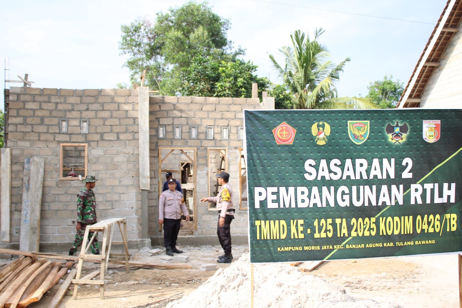 Sinergitas TNI-Polri Terjalin Erat dalam Pembangunan RTLH di TMMD ke-125 Kodim 0426/Tulang Bawang