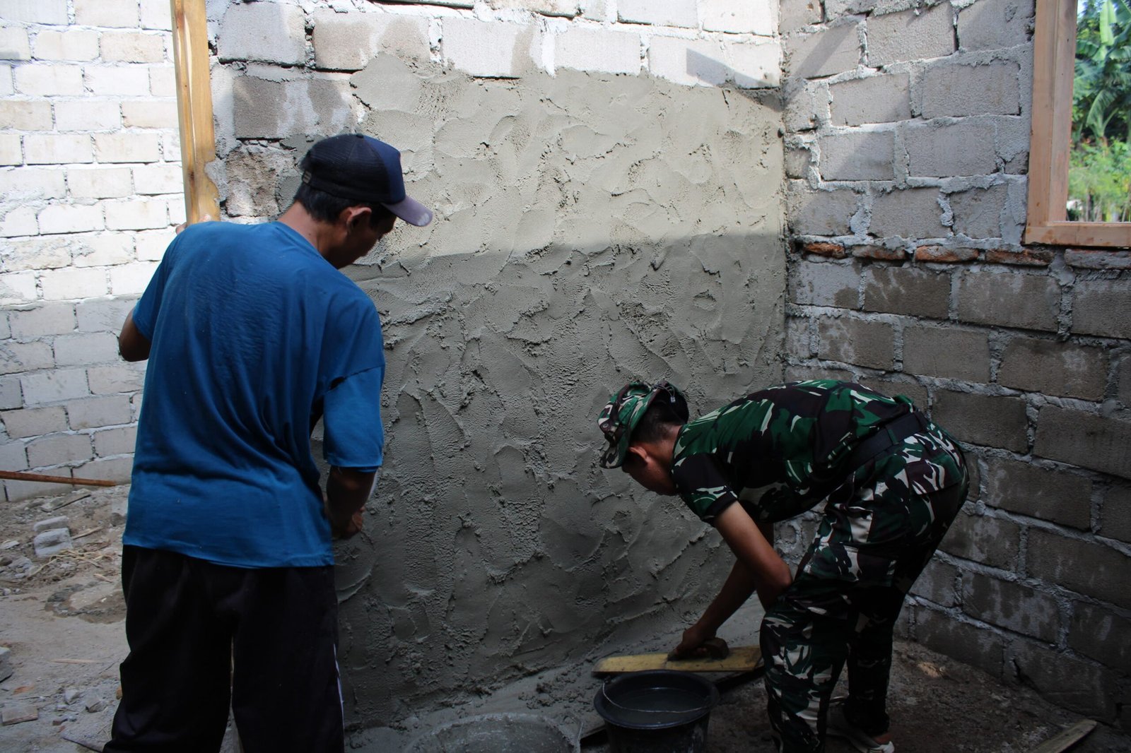 Plester Dinding RTLH Sasaran 1 TMMD ke-125 Terus Dikebut