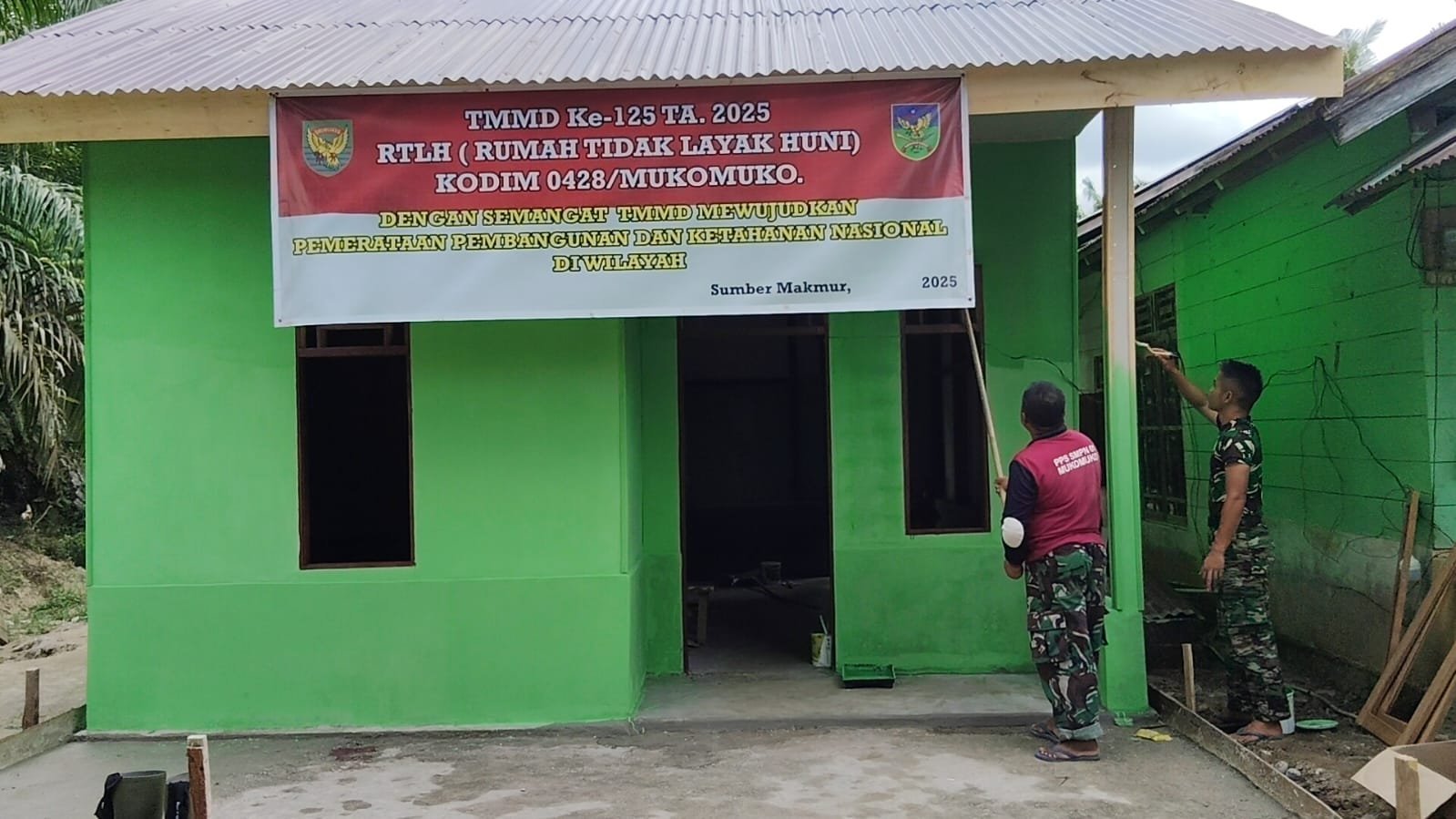 Tidak Hanya Kokoh, Satgas TMMD Kodim 0428/Mukomuko Juga Percantik Hunian Warga