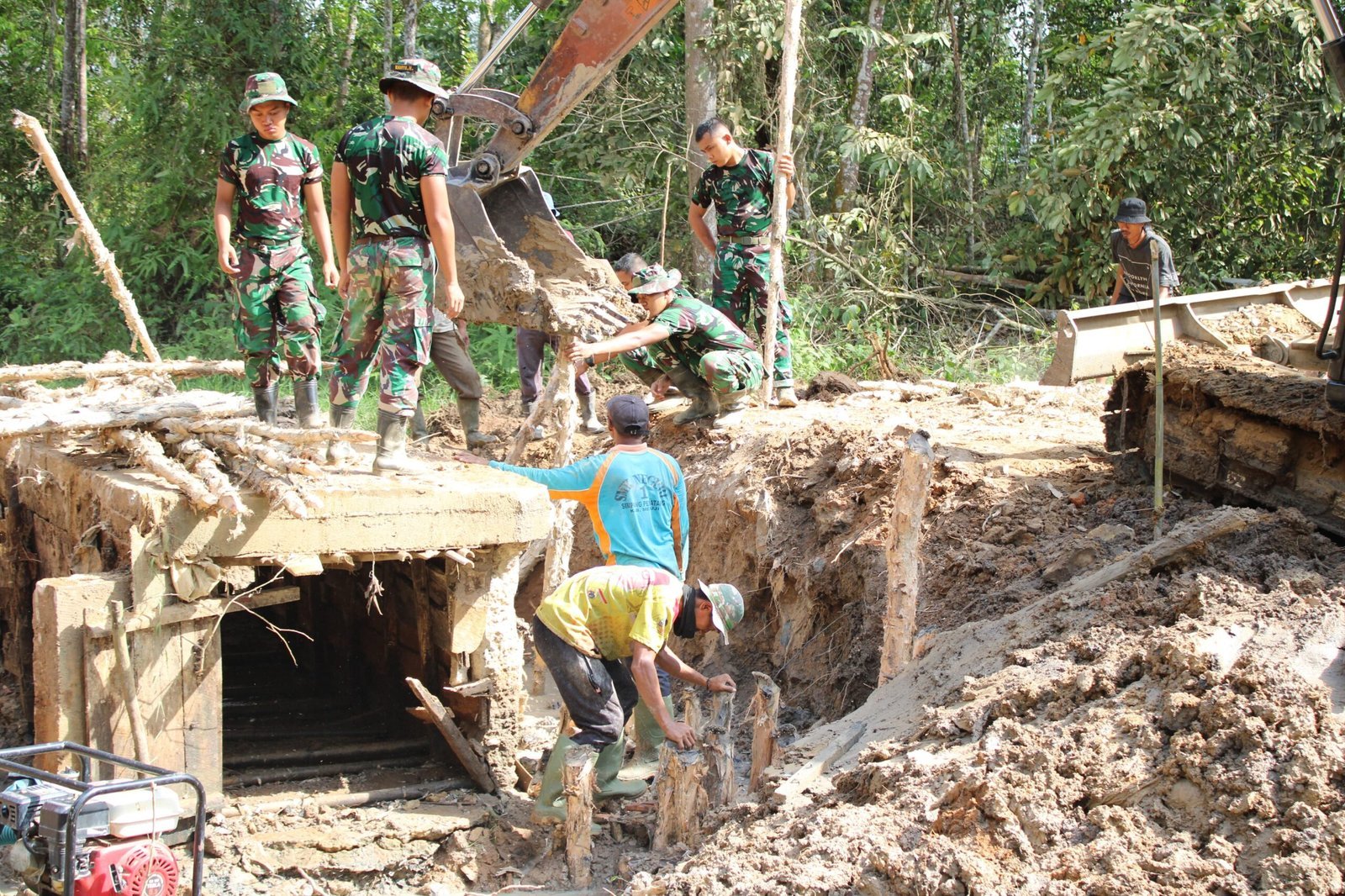 Gunakan Excavator, Satgas TMMD Pastikan Pemasangan Trucuk Jembatan di Kampung Moris Jaya Lebih Kuat