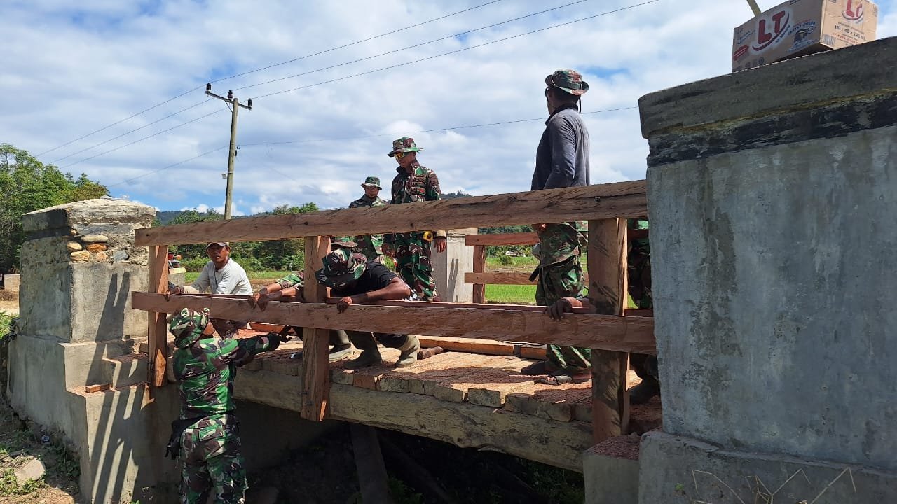 Agar Tidak Beresiko Saat Melintas, Anggota Satgas TMMD 125 Kodim 1417/Kendari Rampungkan Pagar Pengaman Jembatan