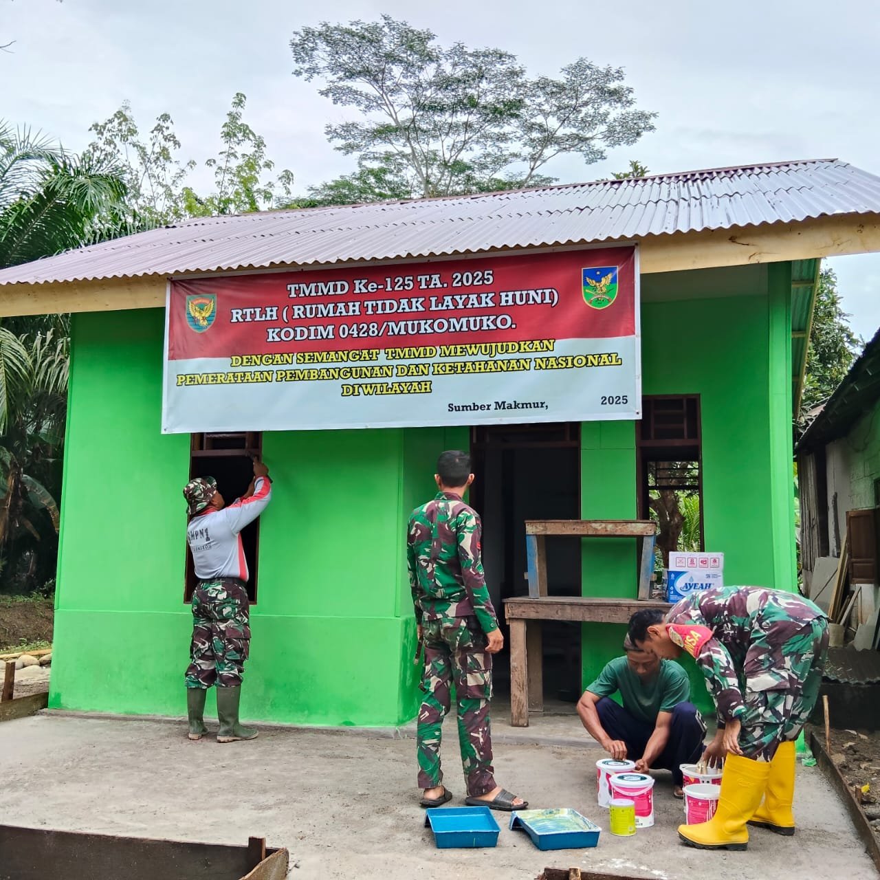 Satgas TMMD Kodim 0428/Mukomuko Laksanakan Pengecatan Rumah RTLH di Desa Sumber Makmur