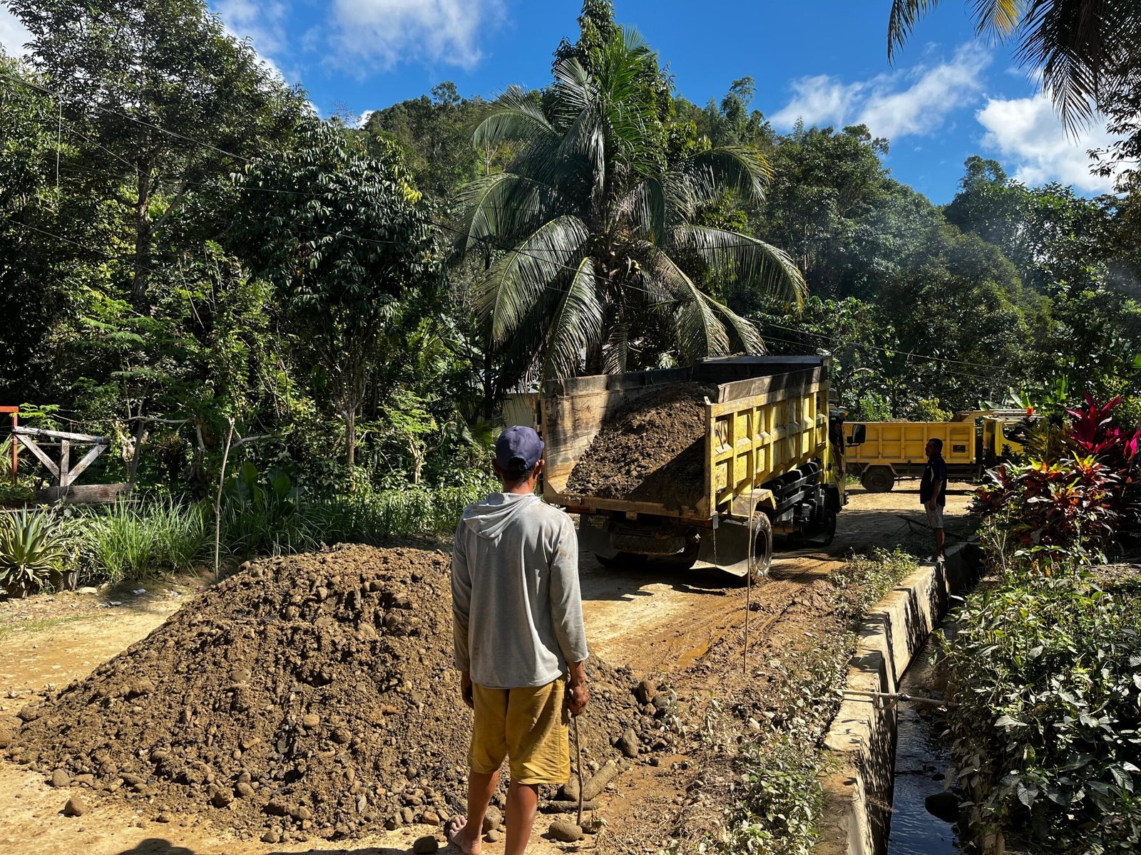 Dump Truck Aktif Turunkan Material, TMMD 125 Kodim 1417/Kendari Percepat Pengerasan Jalan Desa Garuda