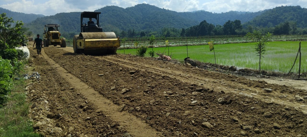 TMMD 125 Kodim 1417/Kdi Kerahkan Alat Berat Vibration Roller Lakukan Pengerasan Jalan Garuda