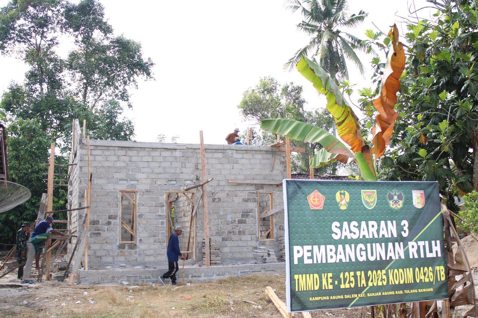 Pemasangan Batako Dinding Atas RTLH Sasaran 3 TMMD ke-125 Berlangsung di Kampung Agung Dalam