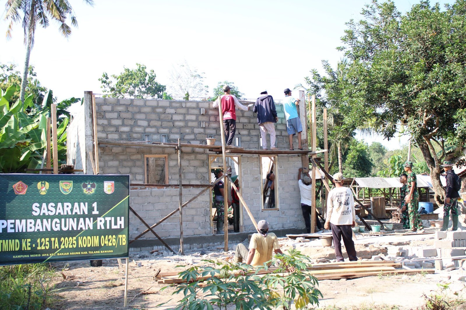 Talang Rumah Dicor, RTLH Sasaran 1 TMMD 125 Kodim Tulang Bawang Moris Jaya Hampir Rampung